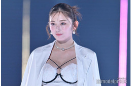 ゆうちゃみ、純白ランジェリーで美バストのぞく パールアクセが印象的【TGC2025A/W】