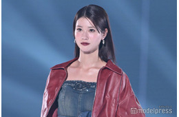 生見愛瑠、スリットから美脚スラリ 個性派デニムワンピ着こなす【TGC2025A/W】