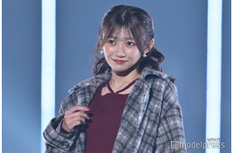 CUTIE STREET板倉可奈、大人っぽバーガンディコーデで美脚チラリ【TGC2025A/W】