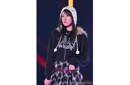 日向坂46金村美玖、跳ね上げアイラインがキュート トレンド取り入れた秋冬スタイル【TGC2025A/W】