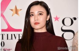 鷲尾伶菜、ミニ丈トップス姿で美ウエスト披露「かっこいい」「似合ってる」