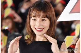 平野綾「お腹ぺったんこで上手く着れました」“十何年か前”のへそ出し衣装着こなす姿に反響「見惚れた」「可愛すぎる」