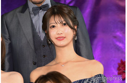 ABEMA瀧山あかねアナ、ホルターネック姿で美肩際立つ「鎖骨が美しい」「可愛すぎる」