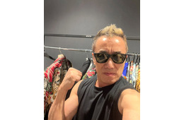 長渕剛、孫と戯れる顔出し家族写真に反響「世界一ロックなグランパ」「最高のFamily」長男WATARUが公開