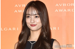 谷まりあ、膝上ミニで美脚輝く「ガーリーで似合う」「さすがの着こなし」と絶賛の声