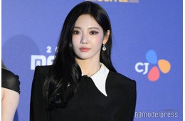 aespaニンニン、ミニ丈ワンピから美脚スラリ「長くて綺麗」の声