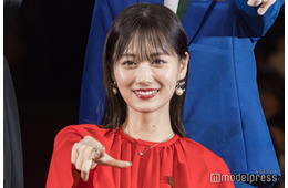 山下美月、ノースリーブでヘルシー肌見せ USJ満喫写真に「私服可愛い」「腕細くて綺麗」の声