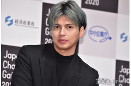 アレクサンダー「爆毛赤ちゃん」生後2ヶ月次女の写真公開「吸い込まれそうなお目目」「見る度に可愛さが増してる」の声
