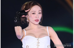 KARAニコル、へそ出しファッション披露「腹筋の縦線が綺麗」「かっこいい」
