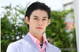 M!LK佐野勇斗、縦眉ショットが「表情筋が豊か」「もっくんと対決してほしい」と話題 人気芸人「面識ないですが」自撮りで対決も
