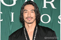 EXILE AKIRA、鍛え抜かれた胸筋のぞく 長髪×ヒゲ姿で色気放つ【ブルガリ展覧会フォトコール第一夜】