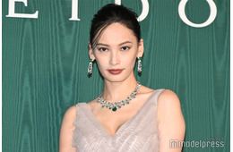大政絢、美スタイル際立つ胸元ざっくりマーメイドドレス姿披露【ブルガリ展覧会フォトコール第一夜】