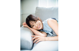 日向坂46小坂菜緒、ノースリーブで素肌輝く「週刊少年マガジン」表紙登場