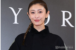 山田優、個性派セットアップで美脚スラリ 夫・小栗旬とのエピソード明かす「2人で違う階でお買い物ができたり」