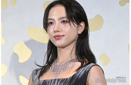 清原果耶、31カラット超えのダイヤモンド身につけ登場 ノースリーブドレスから美肌輝く【「カルティエ銀座4丁目ブティック」オープニングイベント】