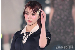 美人YouTuber、制服姿で美脚スラリ 韓国で「声かけて頂いた」旅行ショット公開「可愛い」「スタイル良い」