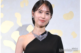 戸田恵梨香、ワンショルドレスに6億円超えジュエリー “ご褒美時間”は「家族と過ごす毎日」【「カルティエ銀座4丁目ブティック」オープニングイベント】