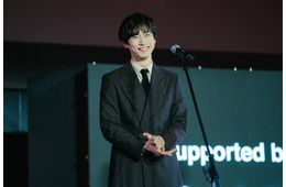 坂口健太郎、流暢な韓国語で歓声浴びる 渡辺謙らと「釜山国際映画祭」登壇【盤上の向日葵】