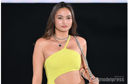 “驚異の10等身”香川沙耶、水着姿で美バスト開放 “6年ぶり”ハワイ満喫ショットに「圧巻のスタイル」「セクシー」の声