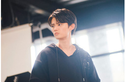 藤原大祐、“タイで活躍する人気モデル役”で自然体な魅力放つ「（LOVE SONG）」場面写真解禁