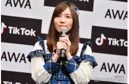 松井珠理奈、“お腹チラリ”の衣装に視線集中「ドキッとした」「セクシー」の声