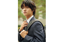 Aぇ! group佐野晶哉、スーツ姿で年下ビジネスマン役熱演「Oggi」ソロ初登場