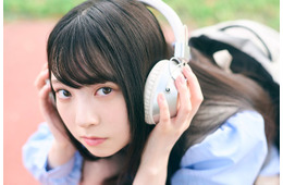 日向坂46佐藤優羽、ヘッドホン付け上目遣い「五期生のぽかぽか写真館」3人目公開