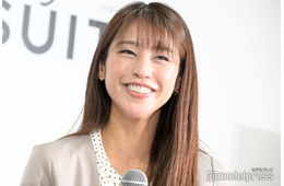 岡副麻希、黒水着姿でプール満喫 “三世代旅行”での動画公開「笑顔が素敵」「幸せそう」
