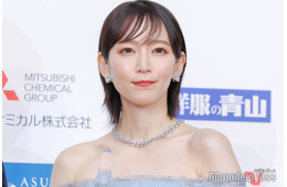 吉岡里帆、海での素肌際立つショットに反響続々「絵画のような美しさ」「幻想的で綺麗」