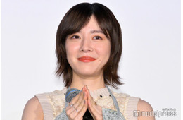 milet、ミニワンピからスラリ美脚 新しいギター持った写真に反響「可愛い」「似合ってる」