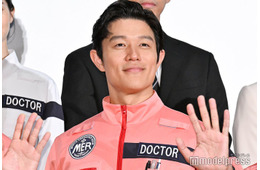 鈴木亮平、プライベートで「TOKYO MER」鑑賞報告「バレなかった？」「普通にいるのすごい」の声 ハッシュタグにも注目集まる