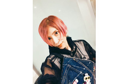 TRF・YU-KI、網タイツで美脚透ける ミニスカ姿に「かっこいい」「スタイル抜群」の声