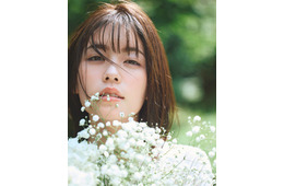 小芝風花、“デビュー15周年イヤー”2026年カレンダー決定 花テーマに6つのイメージ表現【コメント】