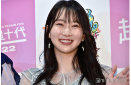 越智ゆらの、ミニスカ×ニーハイで美脚際立つ「脚綺麗すぎ」「何頭身？」の声