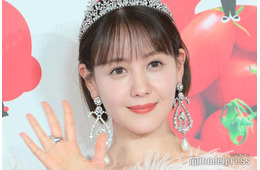 トリンドル玲奈、ノースリーブワンピでほっそり二の腕披露「透明感すごい」「映画の1シーンみたい」の声