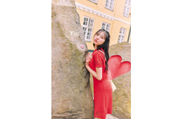 日向坂46河田陽菜、赤ワンピ姿で“キスマーク”モニュメントと撮影 2nd写真集先行カット第8弾公開【テイクオフ】