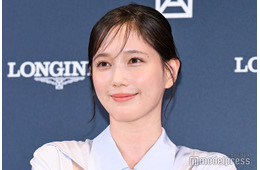 本田翼、ブルーのワンピ姿で爽やかに登場 “お守りのような存在”明かし笑い誘う