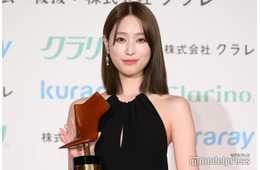 高橋ひかる、美背中輝くブラックドレスで登場 美脚保つための“母からの教え”とは【第21回クラリーノ美脚大賞2025】