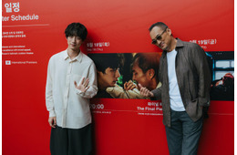 坂口健太郎＆渡辺謙、釜山の街中楽しむオフショット一挙公開【盤上の向日葵】