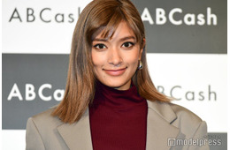 ローラ、胸元大胆な黒ドレス姿披露「大人な雰囲気」「美しい」と反響