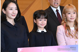 波瑠＆川栄李奈主演「フェイクマミー」会見に人気芸人サプライズ登場 “記者なりすまし”でのステージ乱入にSnow Man向井康二が制止