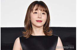 平野綾、美背中大胆披露のドレス姿で38歳誕生日報告「視線が奪われる」「うっとりするほど綺麗」の声