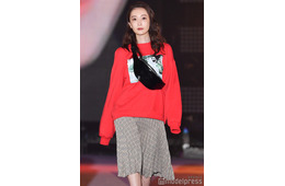 白洲迅の妻・竹内渉、美デコルテ輝くオフショル姿で「ご褒美時間」満喫「幸せそうな笑顔」「肌綺麗」と反響