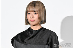 森七菜、金メッシュヘアで雰囲気ガラリ 透けタイツ×ミニスカで美脚披露【秒速5センチメートル】