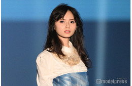 齋藤飛鳥「TGC」初トップバッター「TGC北九州」約9年ぶりの出演で個性派ドレス着こなし【TGC北九州2025】
