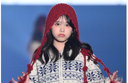 “カジサック長女”梶原叶渚「TGC北九州」初登場 ミニ丈で美脚披露・真っ赤なバブーシュカで鮮やか【TGC北九州2025】