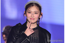 ゆうちゃみ、シースルー×ファーベルトで美スタイル際立つ あざとポーズがギャップ【TGC北九州2025】