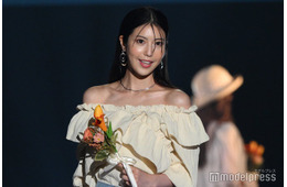 “令和の峰不二子”阿部なつき、純白ホルターネックワンピで美背中大胆見せ「ドキッとした」「美しすぎる」の声