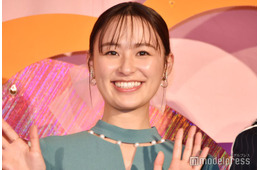 「ブンブンジャー」ヒロイン・鈴木美羽、シースルーブラウス姿で美肩披露「色っぽい」「ラインが綺麗」の声