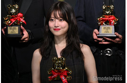 今田美桜、ドレス姿で美背中披露「2025年はかなり挑戦の年」【anan AWARD 2025】